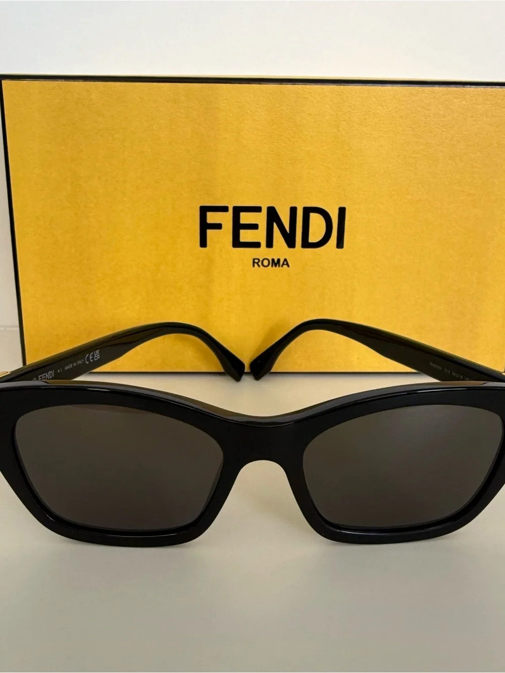 NEW!!! Fendi black cat eye sunglasses FE50205I 01A Authentic